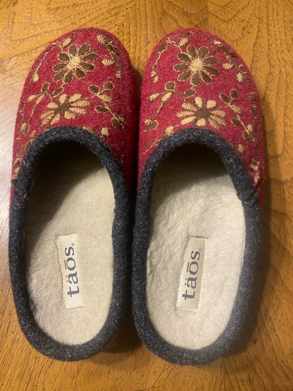 Taos Red Woolderness  Floral Embroidered Slip-On clogs 38 (8) - Picture 2 of 6